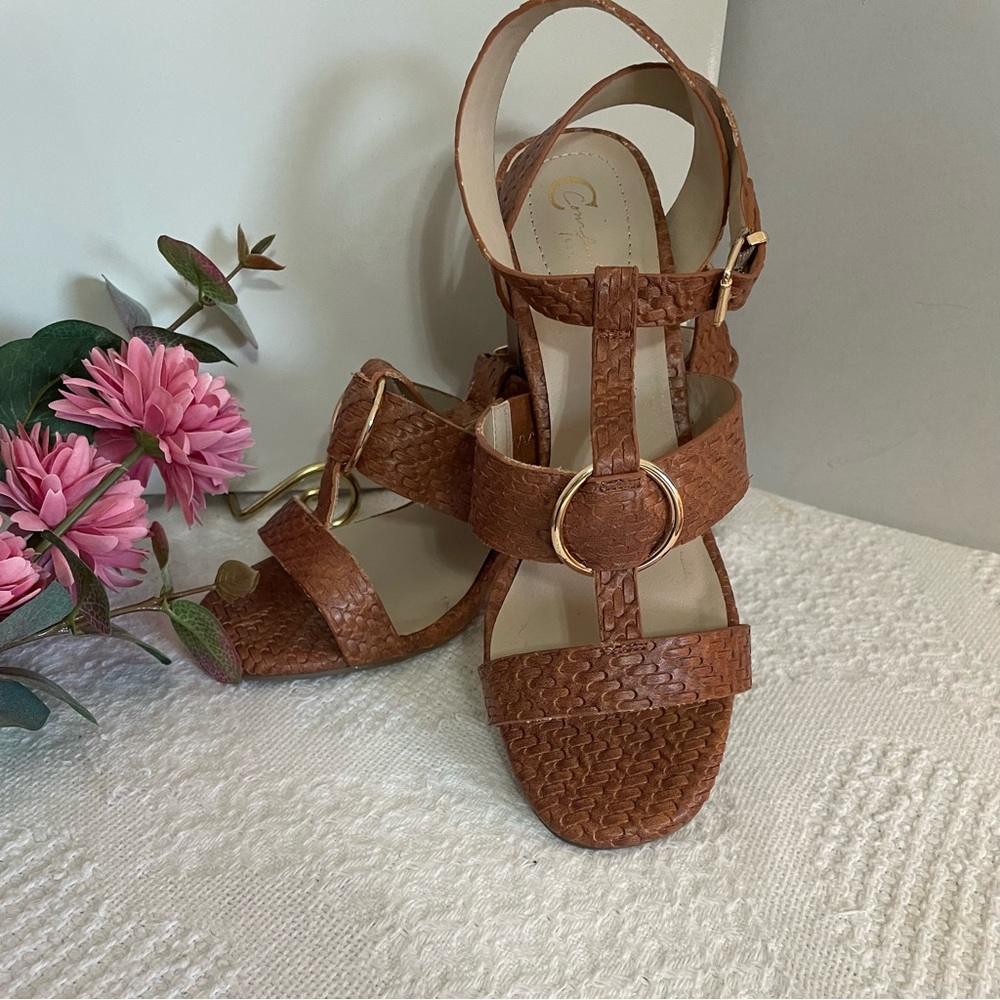 Elegant Brown Women's Sandals
C Comfort. est 1946. size 8W‎